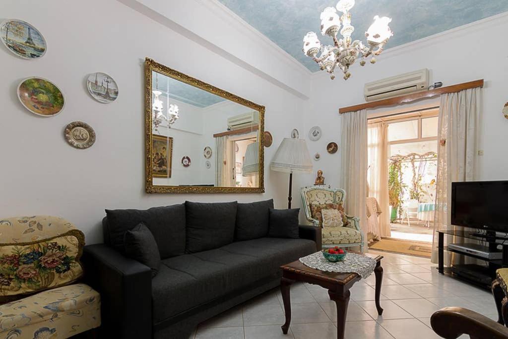 Vintage Style Apartment With Beautiful Backyard Athen Exterior foto